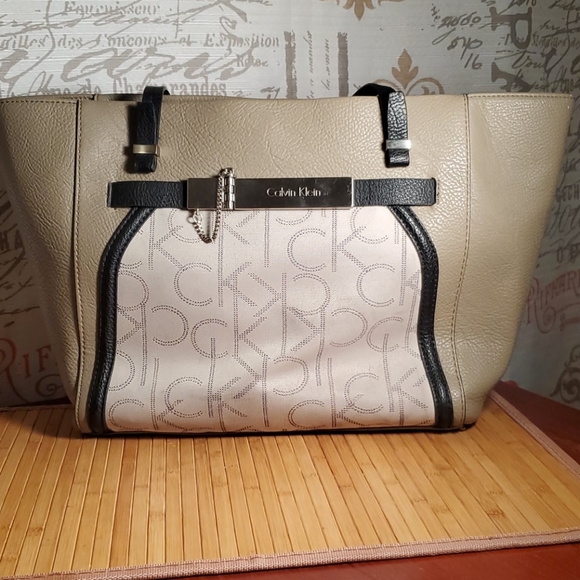 Calvin Klein Handbags - Calvin Klein Purse